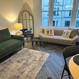 https://heart-of-the-lanes-3-bed-2-bath.brighton-hotels-england.com